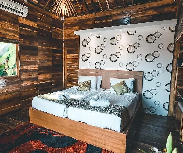 Pansiyon Ocho Bali Surf Camp