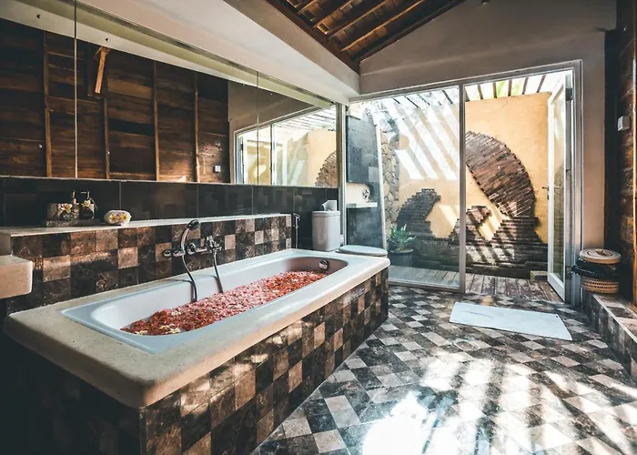 Pansiyon Ocho Bali Surf Camp Uluwatu